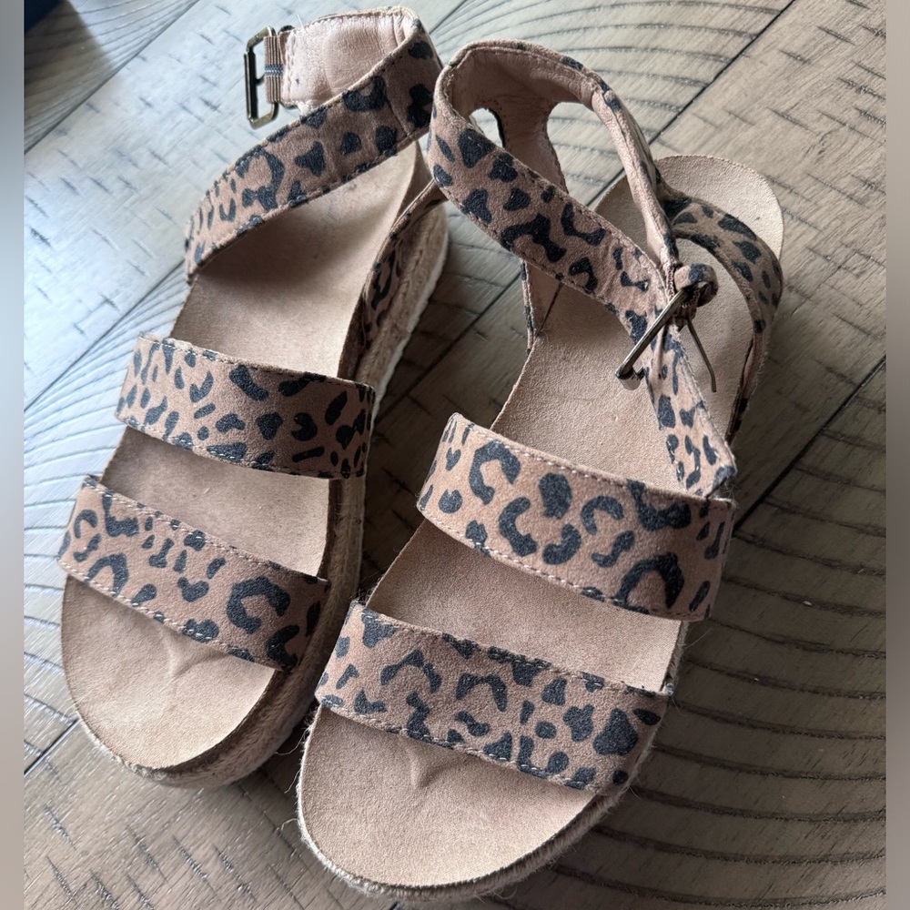 7.5 platform leapord sandals